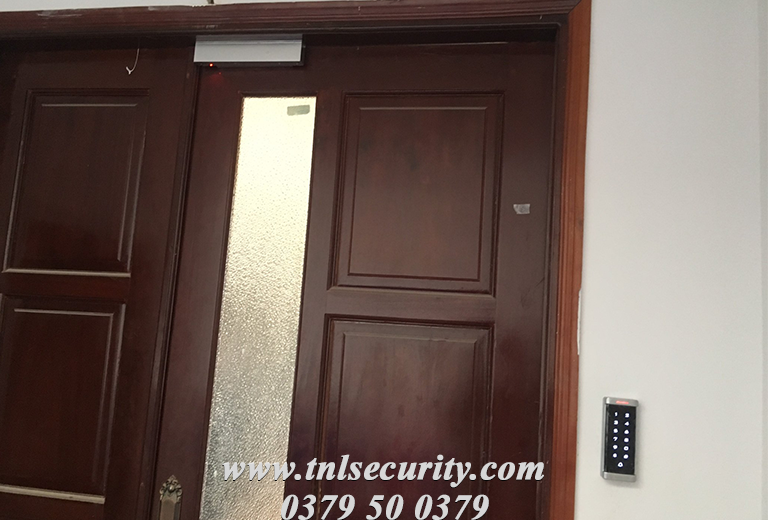 lap-dat-khoa-dien-tu-van-tay-cho-phong-cua-go-tai-quan-9